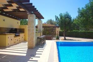 Outdoor pool, pool umbrellas, pool loungers - Villa 81 - Paparouna (Kouklia)