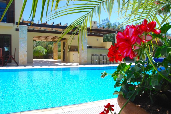 Outdoor pool, pool umbrellas, pool loungers - Villa 81 - Paparouna (Kouklia)