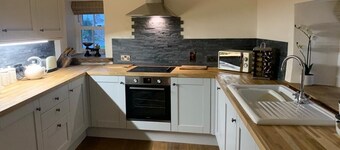 5 Star Cottage on The Green with Log Burner (Dog Friendly)