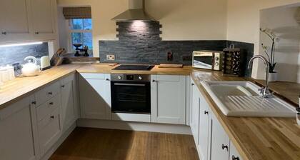 5 Star Cottage on The Green with Log Burner (Dog Friendly)