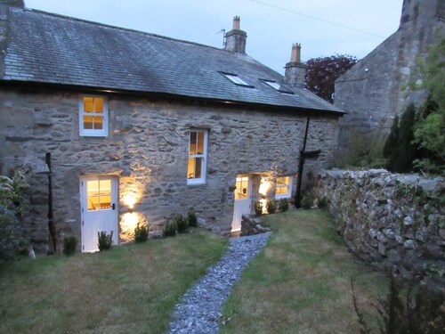 5 Star Cottage on The Green with Log Burner (Dog Friendly)