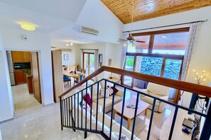 Un amplio espacio habitable con escalera, comedor y cocina.