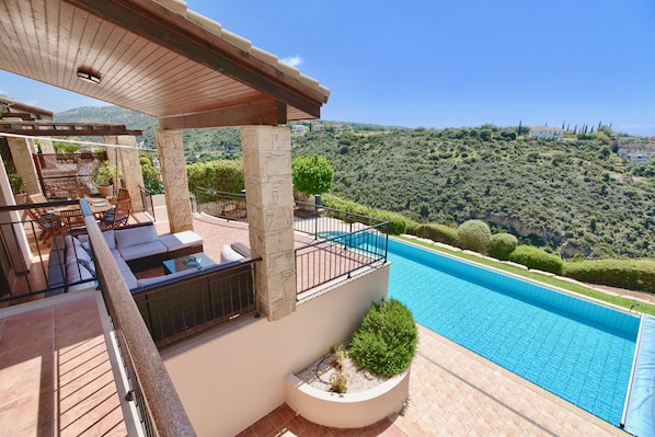 Villa, 4 Schlafzimmer, eigener Pool | Blick vom Balkon