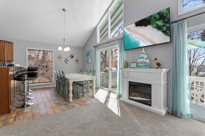 Una cocina amplia con comedor, chimenea y un ventanal con vistas panorámicas.