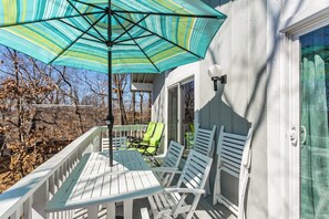 Outdoor dining - Deja Blue - Three Bedroom House, Sleeps 12 (Osage Beach)