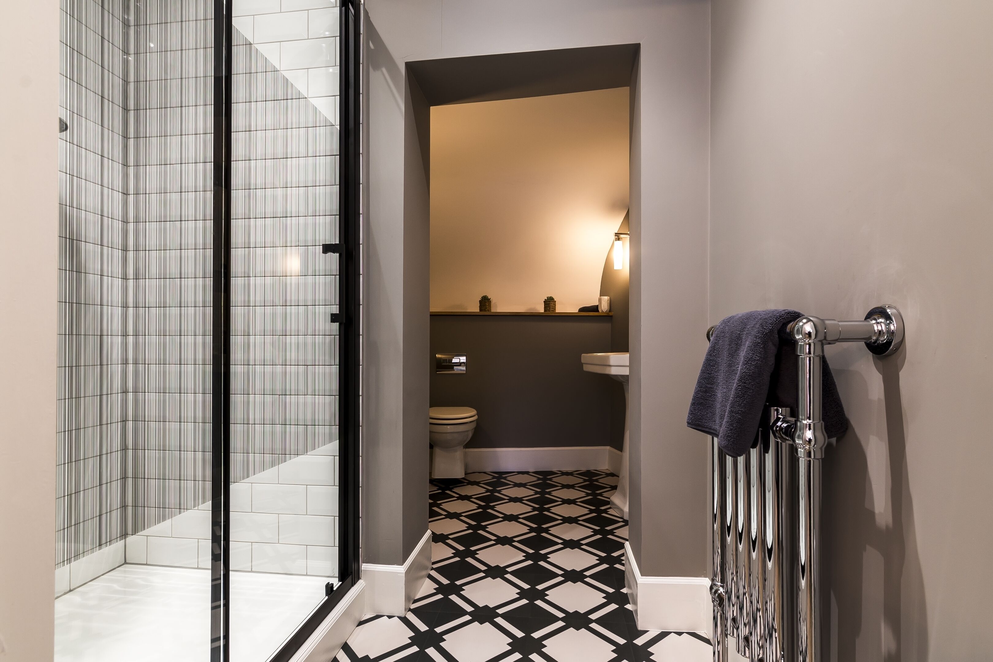 Apartment (2 Bedrooms) | Bathroom | Shower, hydromassage showerhead, hair dryer, towels