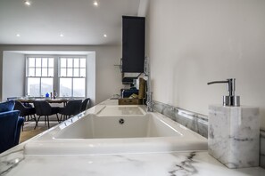 Apartment (2 Bedrooms) | Private kitchen | Fridge, microwave, oven, stovetop
