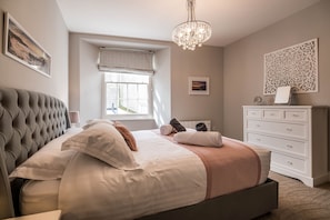 2 bedrooms, Egyptian cotton sheets, premium bedding, memory-foam beds
