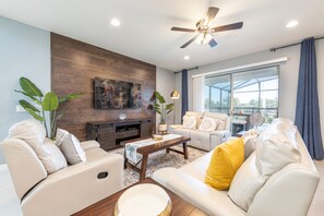 TV - Fascinating 5 BR Home Near Disney 8931 (Kissimmee)