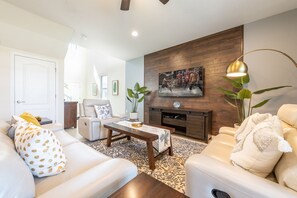 TV - Fascinating 5 BR Home Near Disney 8931 (Kissimmee)