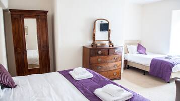 Schreibtisch, Verdunkelungsvorhänge, Bügeleisen/Bügelbrett