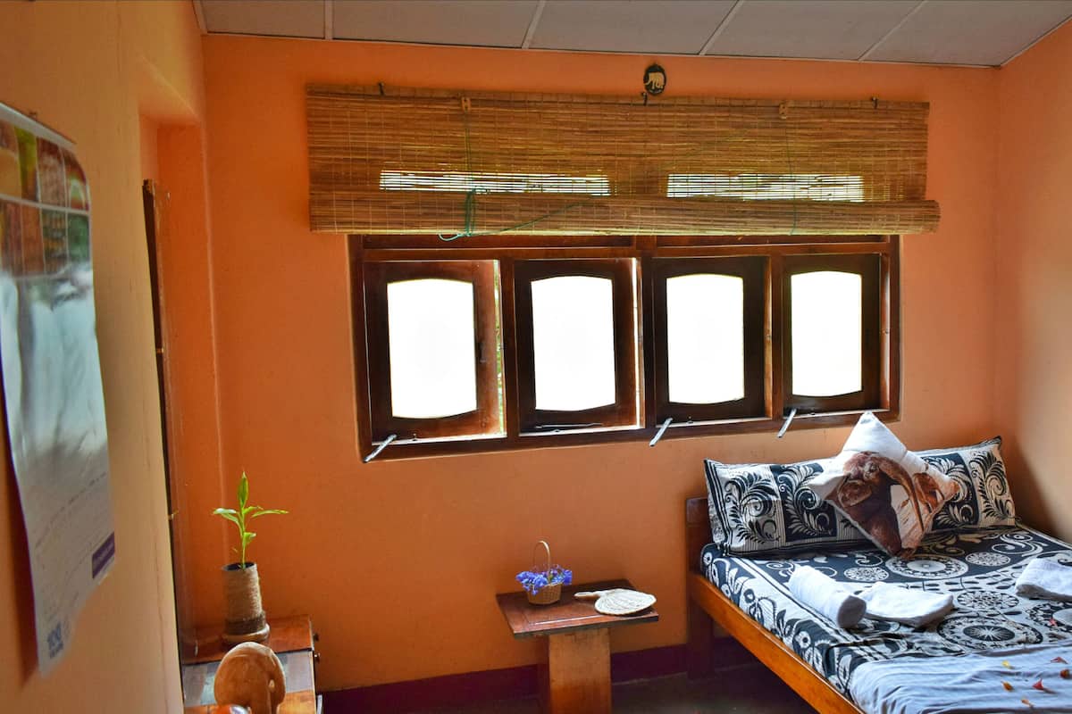 3 quartos, frigobar, individualmente decorados