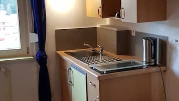 Fridge, stovetop, coffee/tea maker, electric kettle