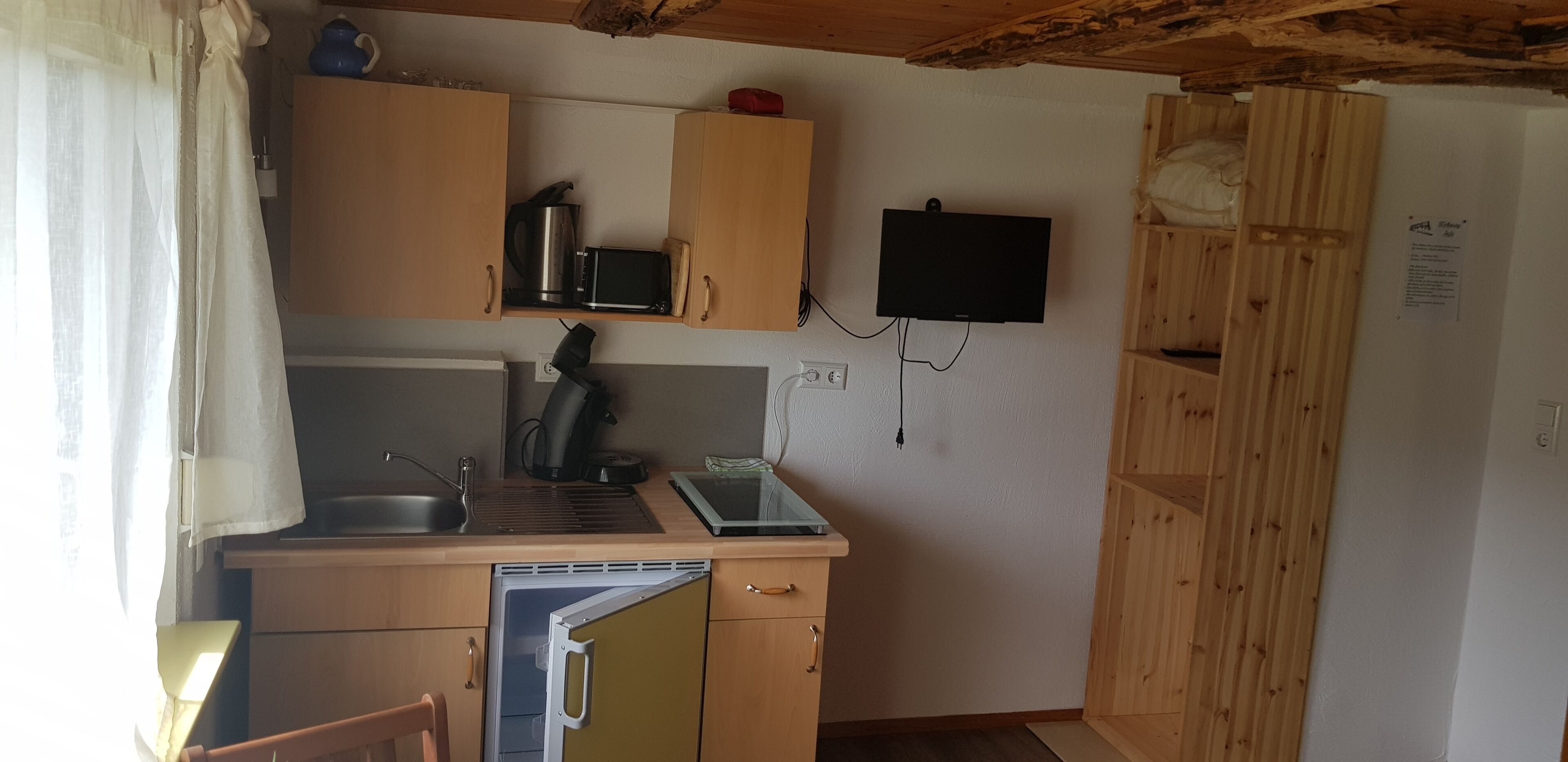 Kühlschrank, Herdplatte, Wasserkocher mit Kaffee-/Teezubehör