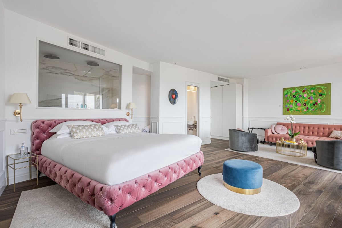 Studio Suite có tầm nhìn toàn cảnh, 1 giường cỡ king, quang cảnh thành phố | 1 phòng ngủ, bộ trải giường bằng vải Frette của Ý