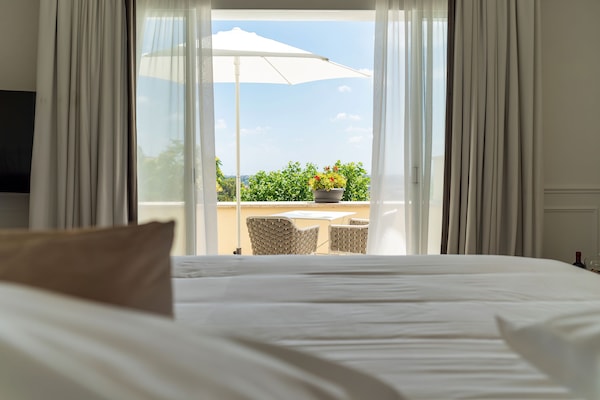 Junior Studio Suite, 1 King Bed, City View | Frette Italian sheets, premium bedding, down comforters, pillowtop beds