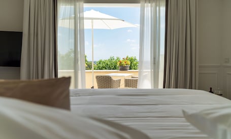 Junior Studio Suite, 1 King Bed, City View | Frette Italian sheets, premium bedding, down comforters, pillowtop beds