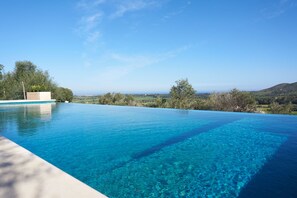Outdoor pool - Traditional Mallorcan finca with panoramic views of the sea and the mountains (Manacor)