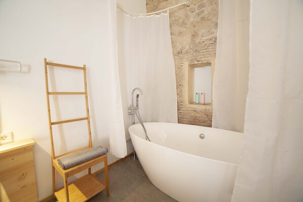 Bathtub, hair dryer, bathrobes, towels - 45m2 suite with bathtub in old town (Altea)