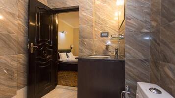 Ducha, cabezal de ducha tipo lluvia, secador de pelo, pantuflas