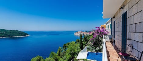 Villa (Six Bedroom Villa with Swimming pool ) | Balcon