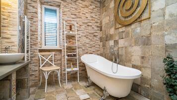 Toallas, jabón, shampoo, papel higiénico