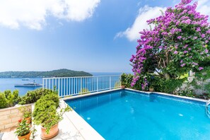 Vila (Six Bedroom Villa with Swimming pool ) | Piscina | Piscina externa, guarda-sóis, espreguiçadeiras