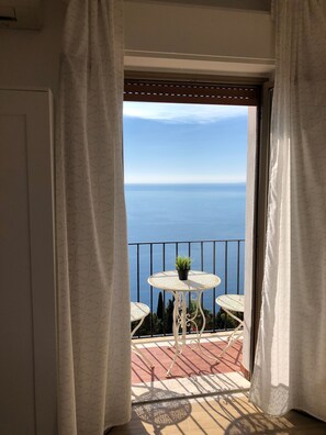 Habitación con 1 cama doble o 2 individuales, vistas al mar | Balcón