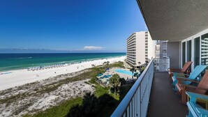 Een balkon met uitzicht op een strand en de oceaan.