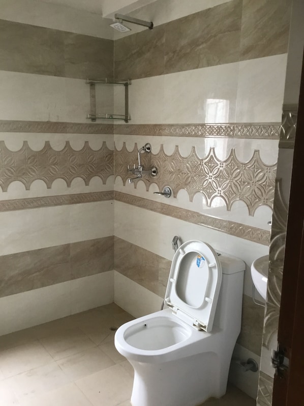 Double or Twin Room, 2 Single Beds | Bathroom | Shower, free toiletries, hair dryer