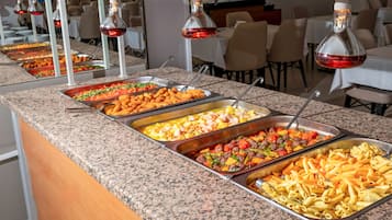 供應早餐、午餐和晚餐,國際料理