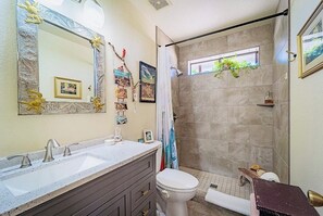 Shower, hair dryer, towels, soap - Bohemian desert sanctuary with stunning views! (Tucson)
