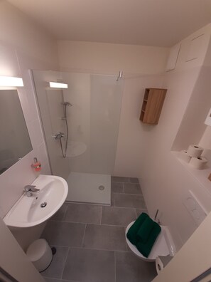 Een douche, handdoeken
