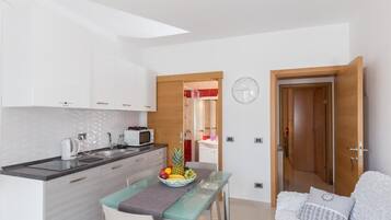Apartment (One Bedroom Apartment with Terrace) | Essbereich im Zimmer