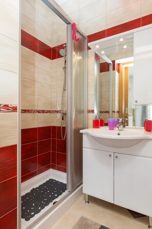 Huoneisto (One Bedroom Apartment with Terrace) | Kylpyhuone | Suihku, pyyhkeet