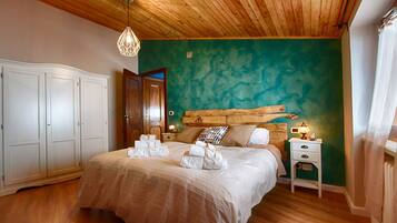 Double Room | Desk, cribs (free), WiFi (free), bed sheets