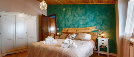 Double Room | Desk, free cribs/infant beds, free WiFi, bed sheets