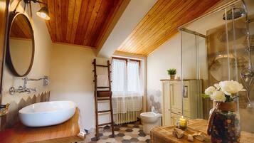 Dusche, kostenlose Toilettenartikel, Haartrockner, Bidet