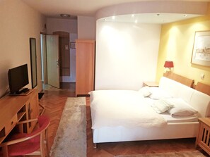 Habitación superior con 1 cama matrimonial o 2 individuales | Minibar, caja de seguridad en la habitación y muebles diferentes 
