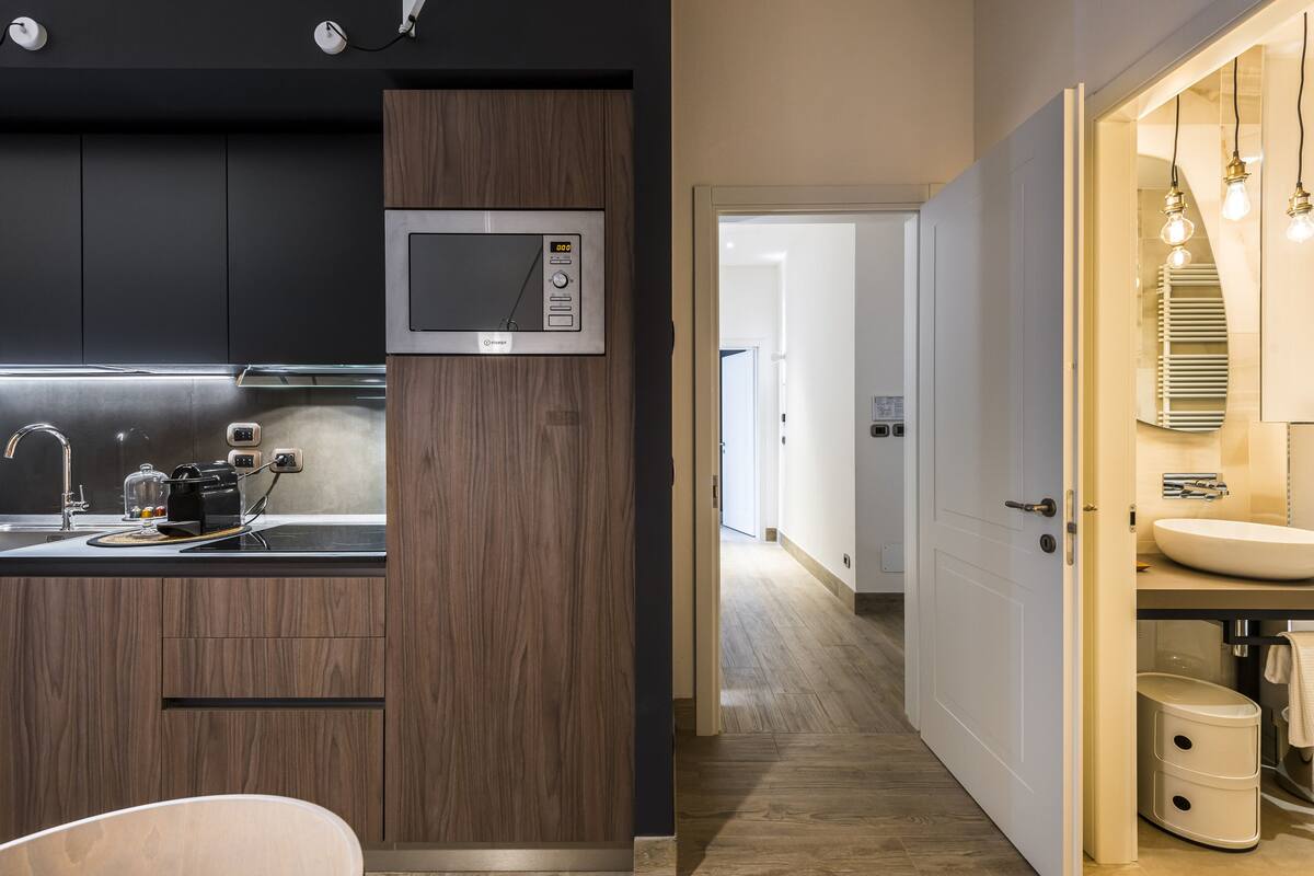 Eine moderne Küche mit integriertem Mikrowellenherd, Spüle und Toaster.
