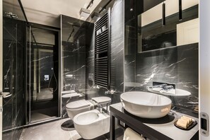 Apartament, 2 dormitoris (18) | Bany | Dutxa, assecador de cabells, bidet i tovalloles 