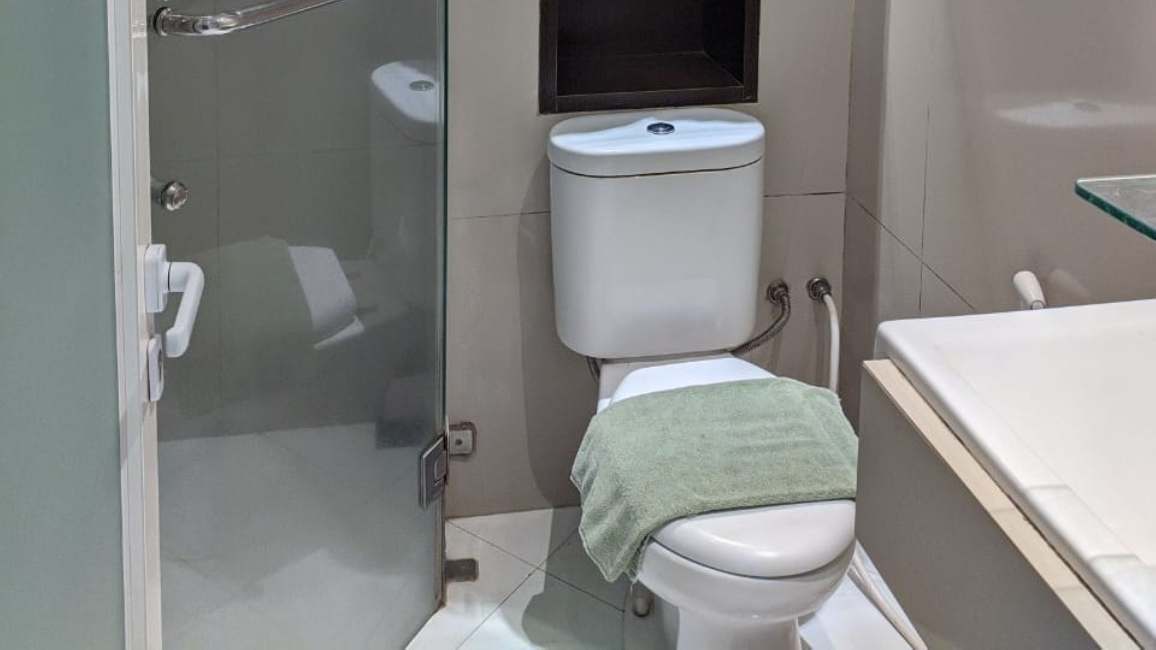 A bathroom with a toilet, a glass shower enclosure, and a bathtub.