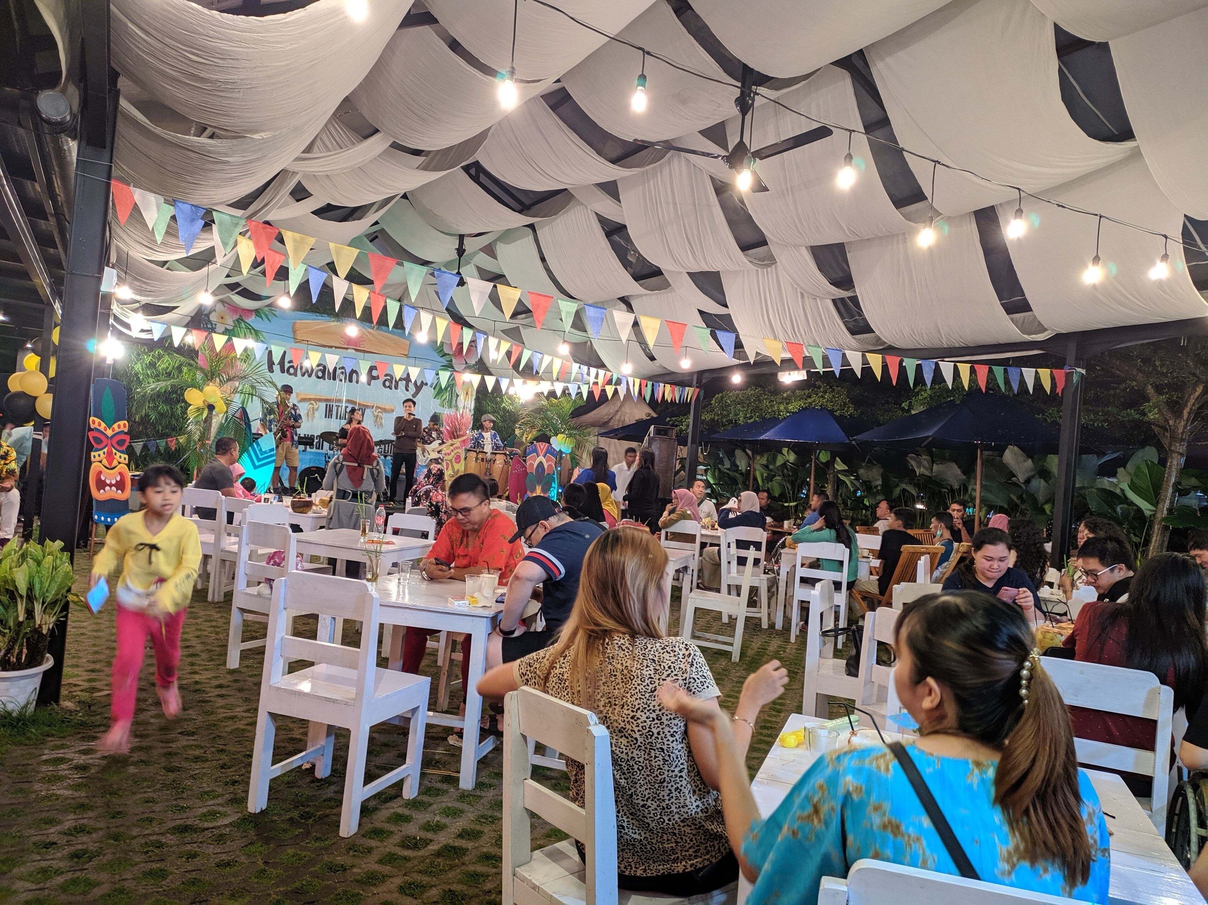 Breakfast, lunch and dinner served