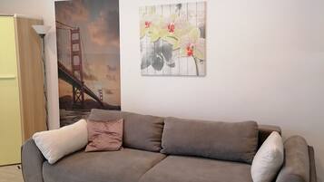 Tv, bordsfotboll, ett bordtennisbord och böcker