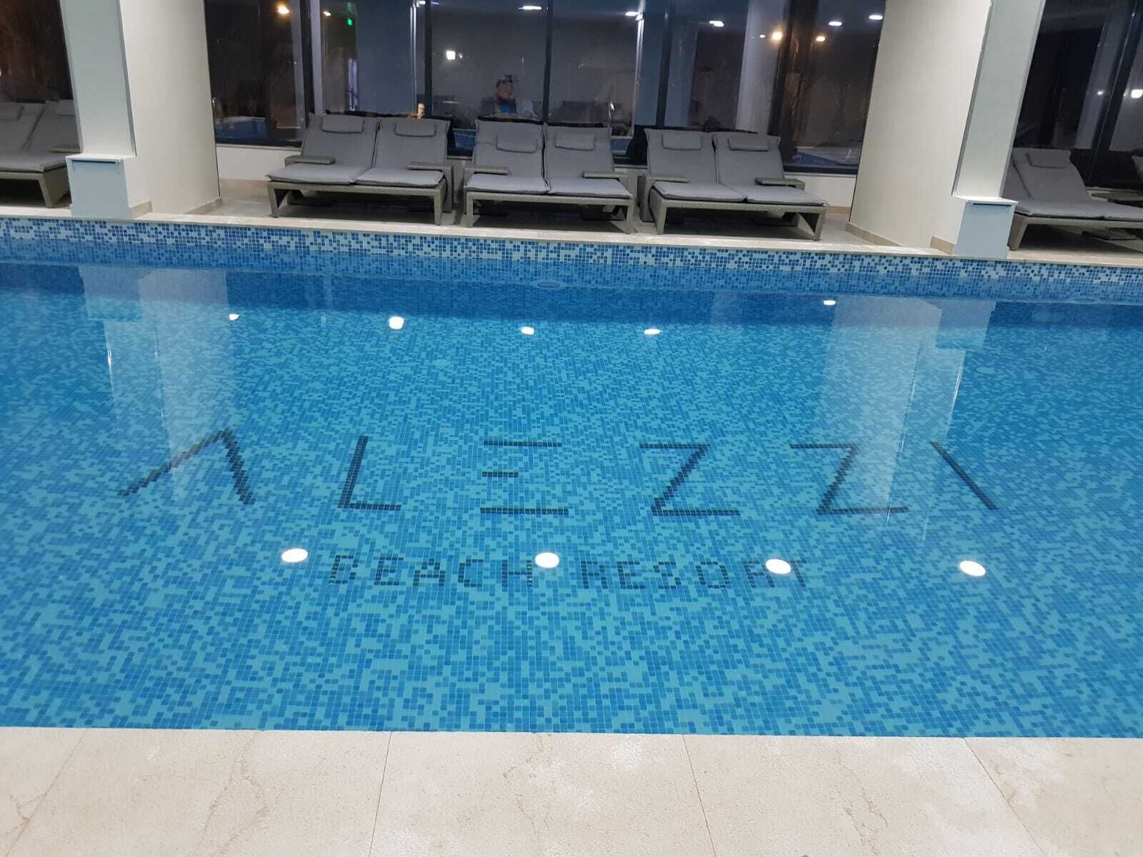 Alberca techada y alberca al aire libre