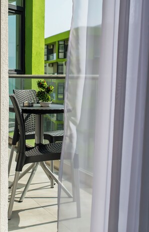 Outdoor dining - Apartament Alezzi Black&White 1 (Mamaia-Sat)