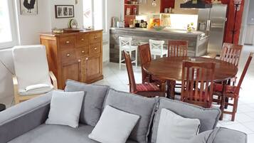 Een smart-tv, een open haard, boeken en een printer