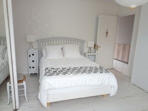 4 soverom, skrivebord, strykejern/-brett og wi-fi (inkludert)