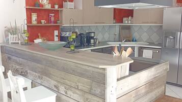 Réfrigérateur, micro-ondes, four, plaque de cuisson