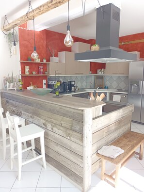 Kjøleskap, mikrobølgeovn, ovn og kokeplater